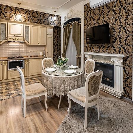 Classic Royal Central Apartment. Balcony And A/C Lviv Bagian luar foto