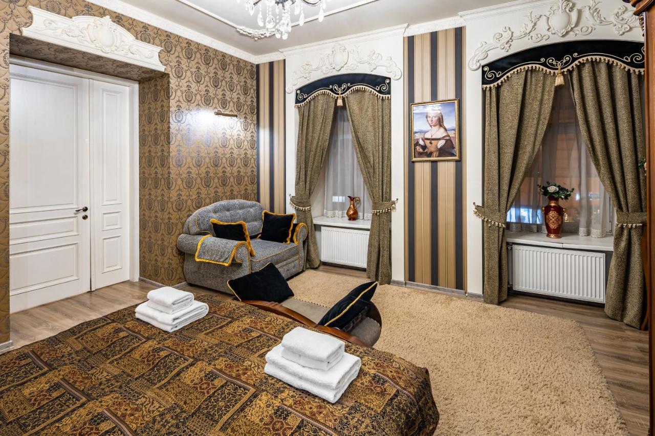Classic Royal Central Apartment. Balcony And A/C Lviv Bagian luar foto