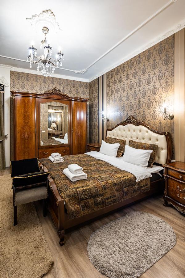 Classic Royal Central Apartment. Balcony And A/C Lviv Bagian luar foto