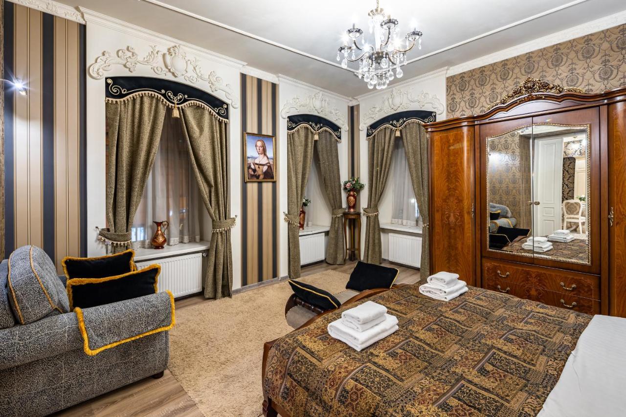 Classic Royal Central Apartment. Balcony And A/C Lviv Bagian luar foto