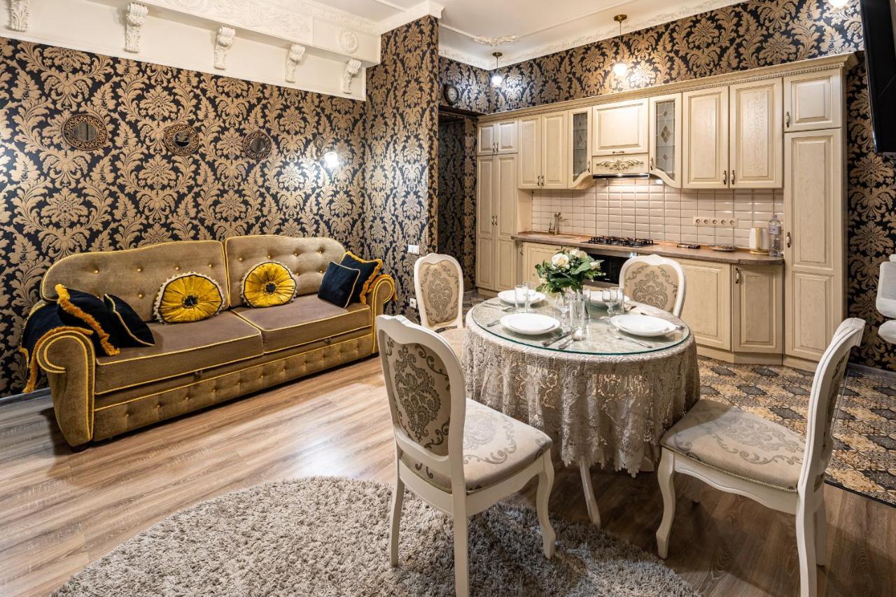 Classic Royal Central Apartment. Balcony And A/C Lviv Bagian luar foto