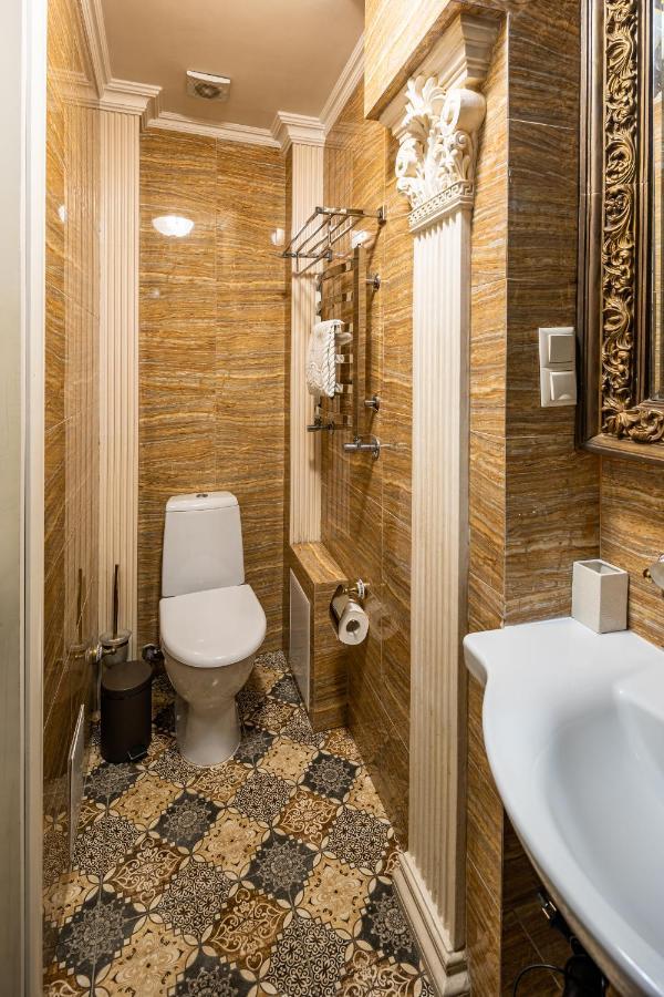 Classic Royal Central Apartment. Balcony And A/C Lviv Bagian luar foto