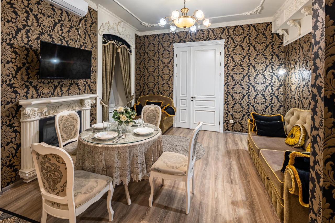 Classic Royal Central Apartment. Balcony And A/C Lviv Bagian luar foto