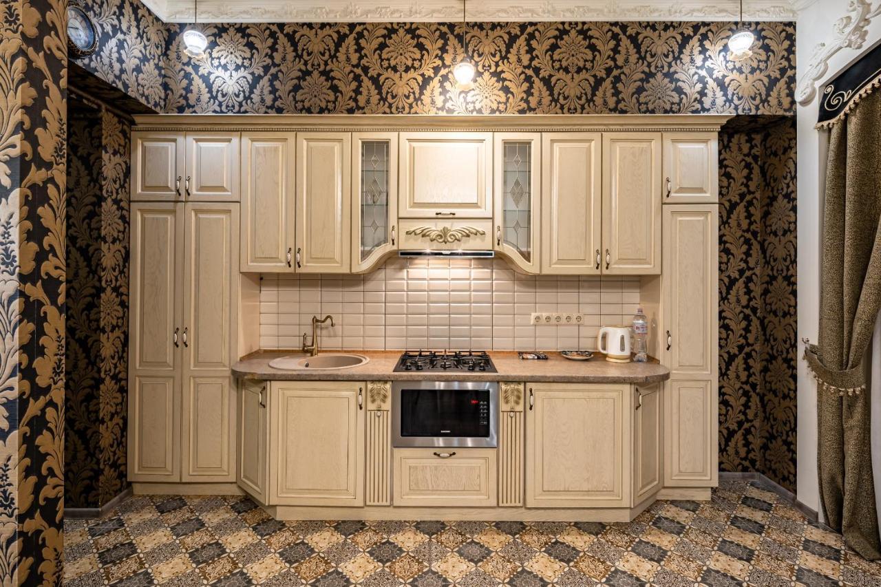 Classic Royal Central Apartment. Balcony And A/C Lviv Bagian luar foto